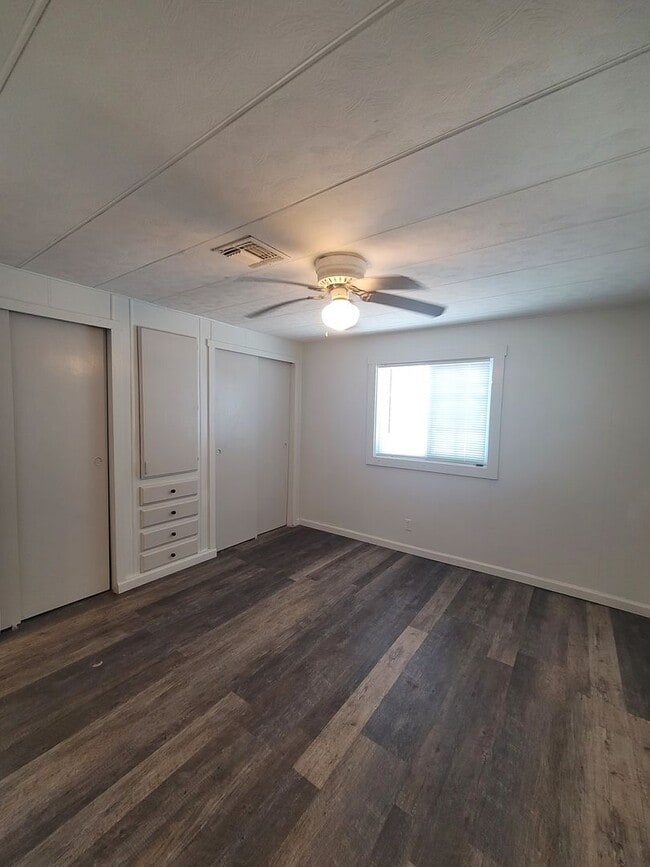 Building Photo - Cozy 2-Bedroom Home with Huge Garage in Kn...