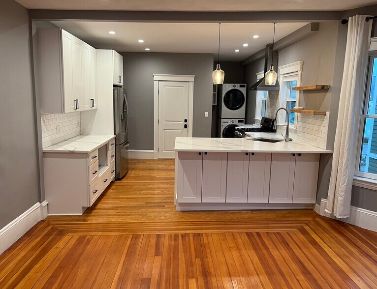 Building Photo - 8 George St