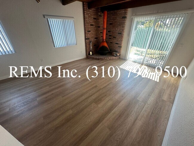 Building Photo - 25021 Oak St