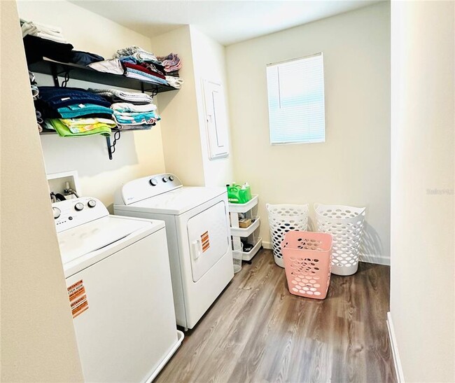 Building Photo - 1053 Ambleside Dr