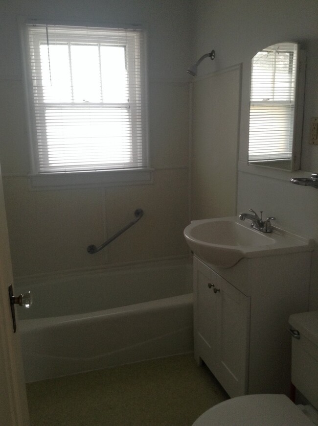 Building Photo - 2 BEDROOM, PLUS 2 BONUS ROOMS, 2 BATHROOM ...