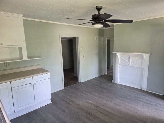 Building Photo - 2 bed/1 bath House Under Renovations