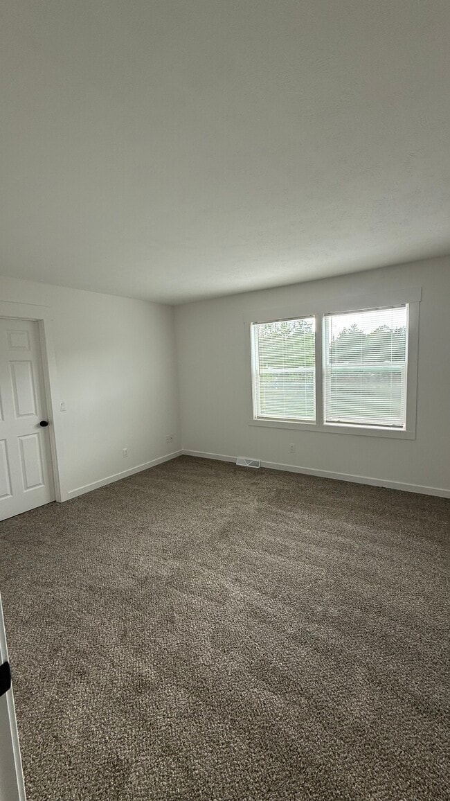 Building Photo - 2057 Eastcastle Dr SE