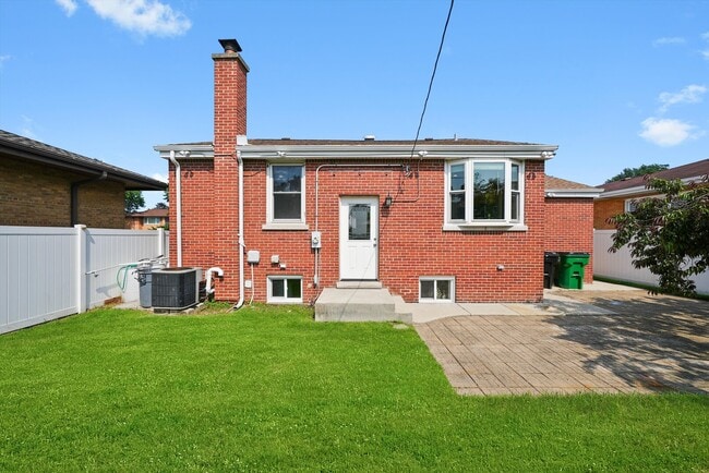 Building Photo - 1412 Balmoral Ave