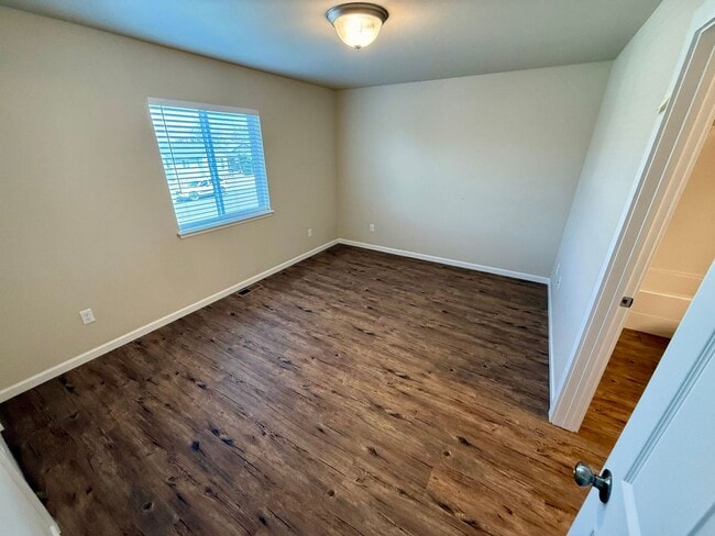 Building Photo - 3 Bedroom Charming Duplex