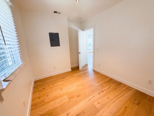Building Photo - 360 Parkman Ave