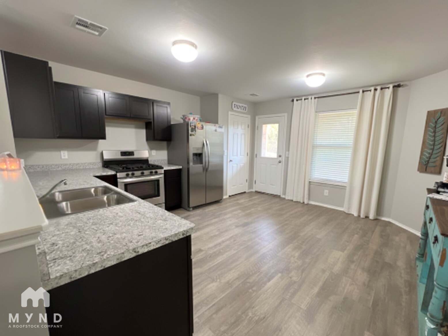 Building Photo - 726 W Lola Dr