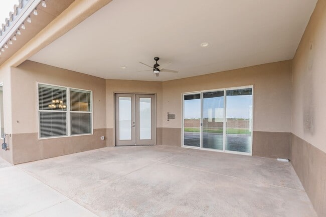 Building Photo - 5 Bedroom Home with a Pool!!!