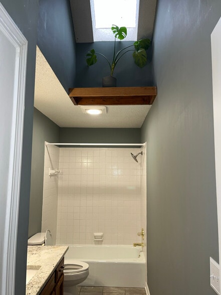 Building Photo - 1433 SW Highland Dr