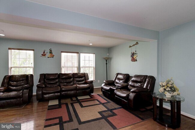 Building Photo - 7055 Oak Grove Way