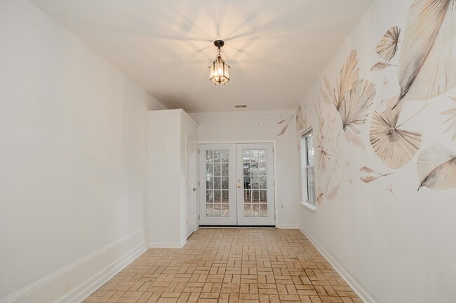 Building Photo - Charming 3-Bedroom Home with Hardwood Floors in Shadowmoss