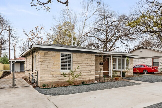 Building Photo - 2018 Remodeled 3 bed / 2 bath - wood / tile floors, fenced yard. Hyde Park / Downtown