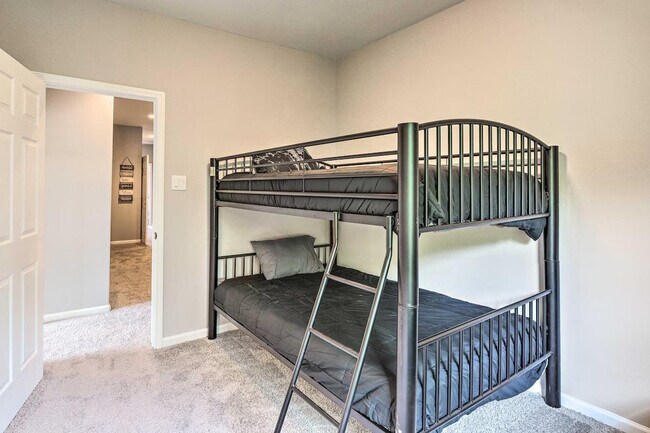 Building Photo - 4835 Sunflower St