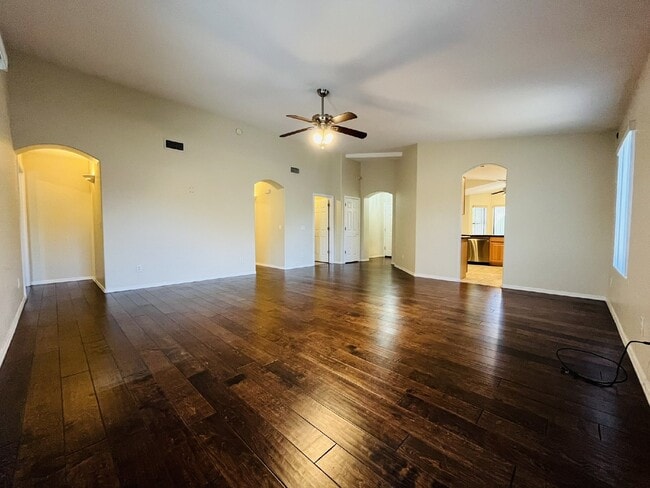 Building Photo - 3 Bedroom Home in North Phoenix