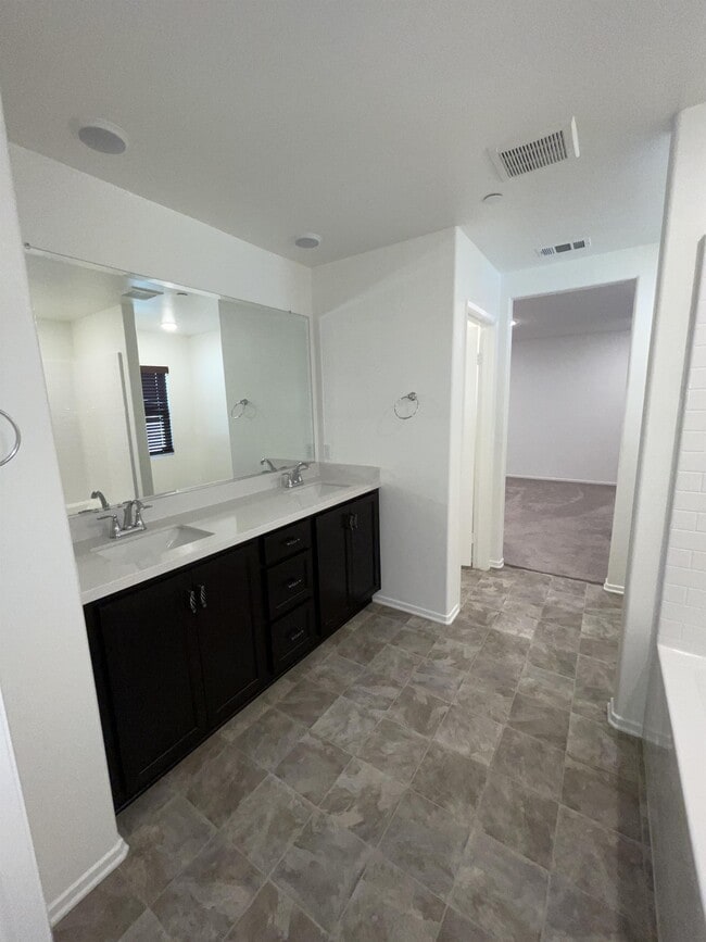 Building Photo - 896 Tierra Dr