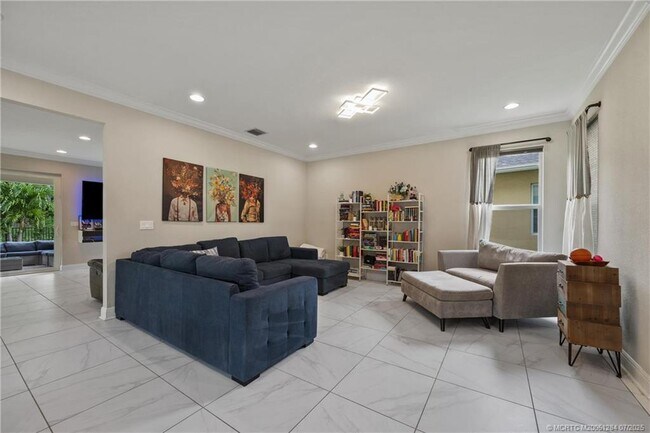 Building Photo - 1813 NW Cataluna Cir