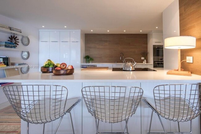 Building Photo - 1800 NE 114th St