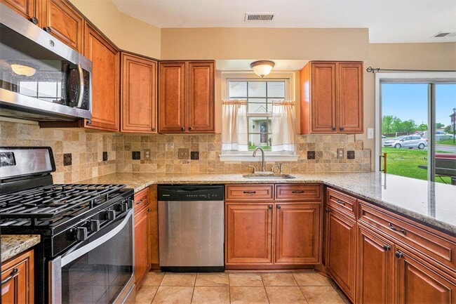 Building Photo - Beautiful Spacious Townhome