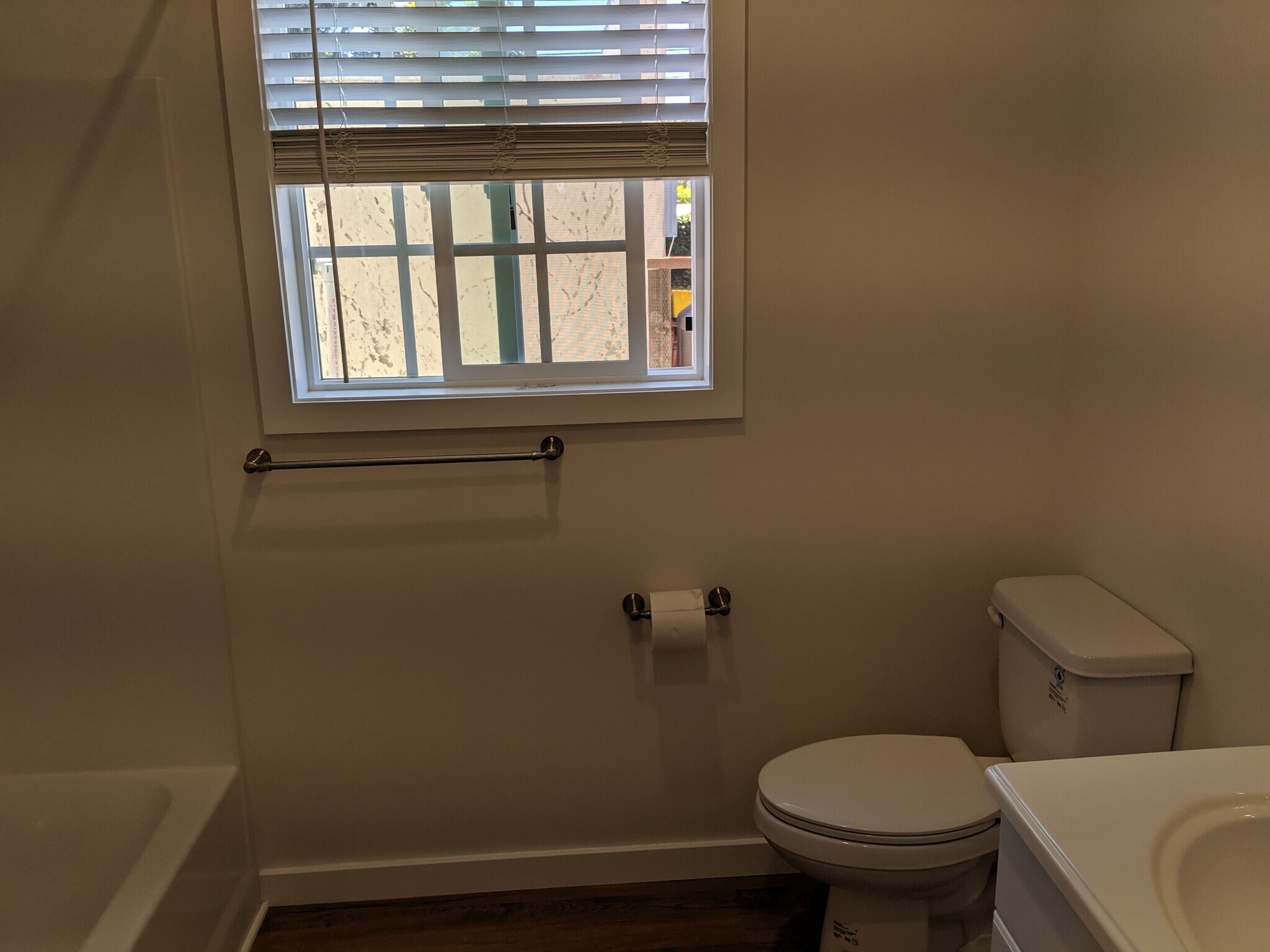full bathroom - 607 N Formosa Ave