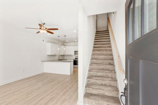 Building Photo - 3 Bed/3 Full Baths! Newer Townhome