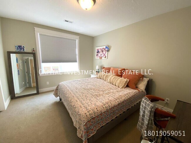 Building Photo - 224 E Pace Ln