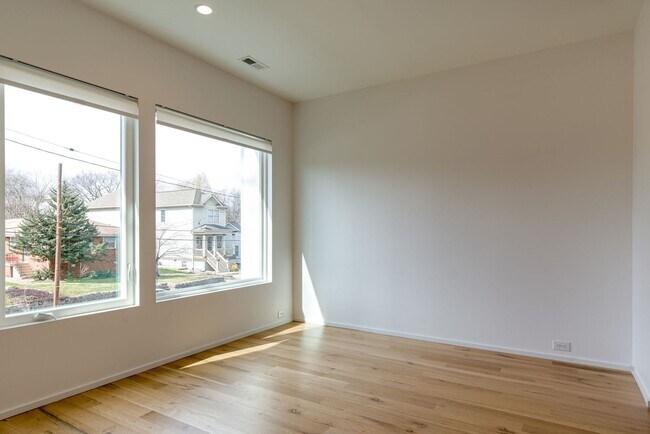 Building Photo - 1610 6th Ave N