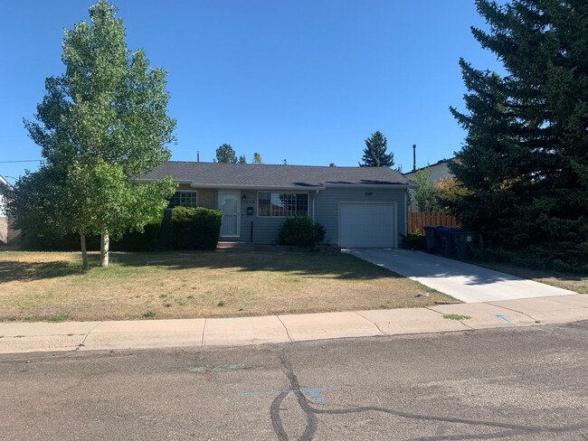 Building Photo - 3 BEDROOMS, PLUS BONUS ROOM, 2 BATHROOM, S...