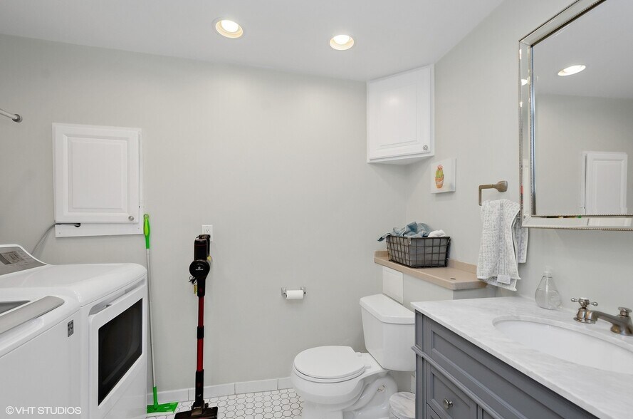 Bathroom/Laundry - 1946 W Race Ave
