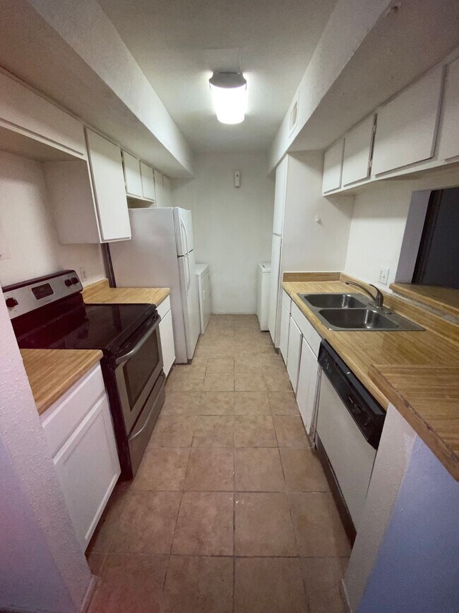 Building Photo - 1 bed 1.5 bath Apply now! $200 Move in Special