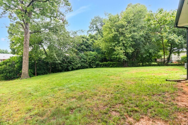 Building Photo - Beautiful 3 bedroom 2 1/2 bathroom Home with a Fenced-in Backyard in Winston!