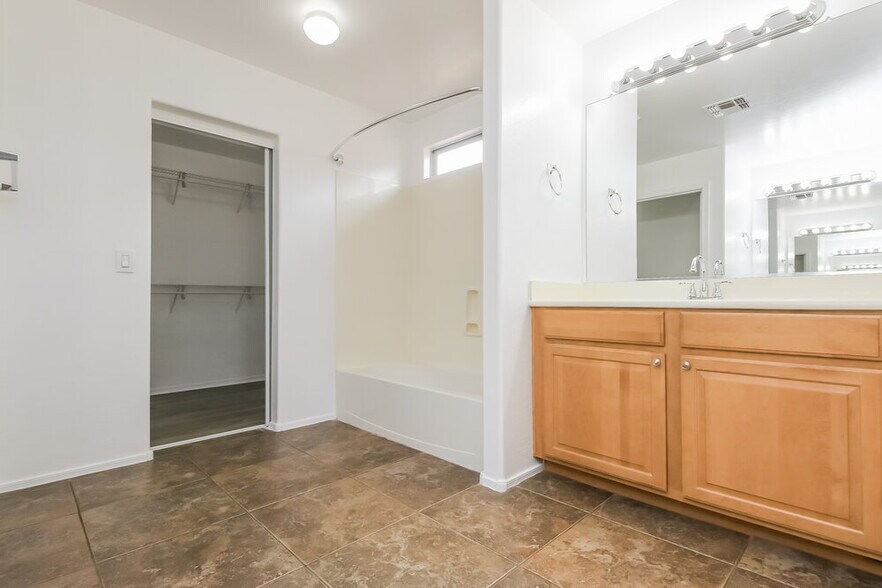 Building Photo - 10117 E Isabella Ave