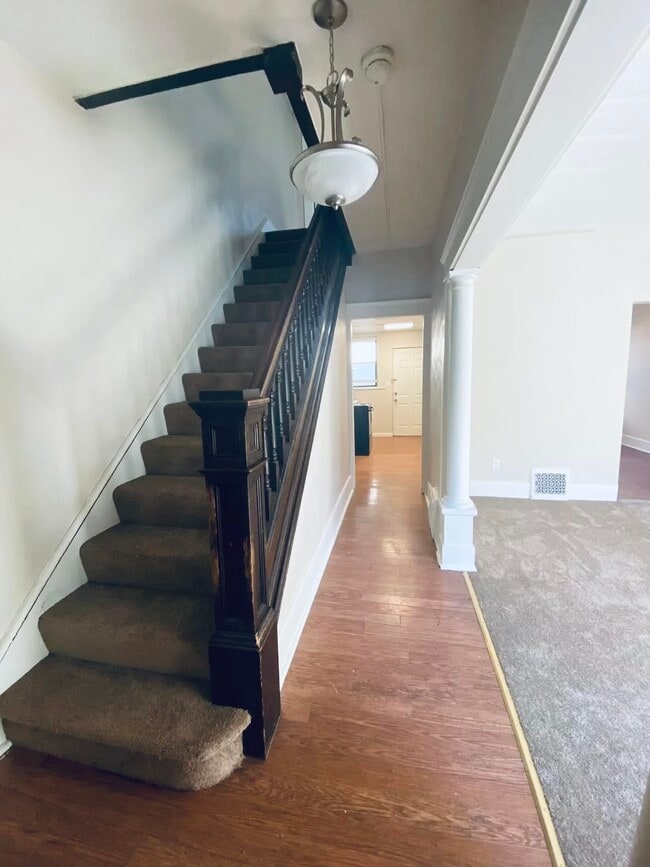 Building Photo - 110 Collier St