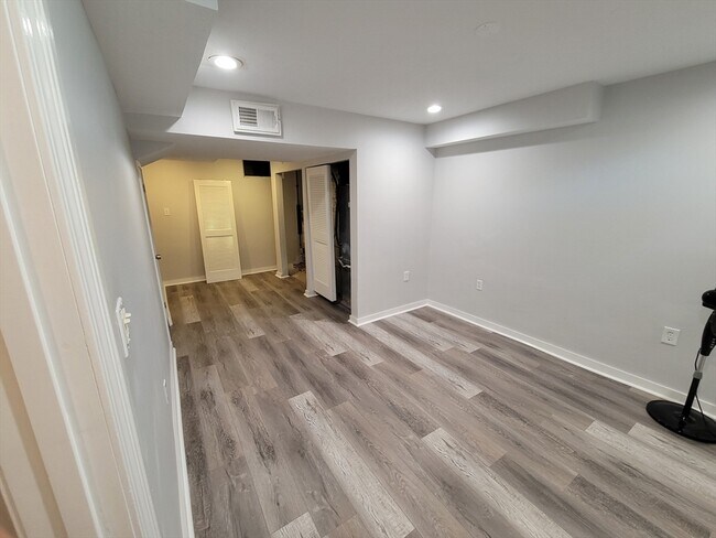 Building Photo - 17 Piermont St