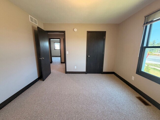Building Photo - 6830 Avalon Dr SE