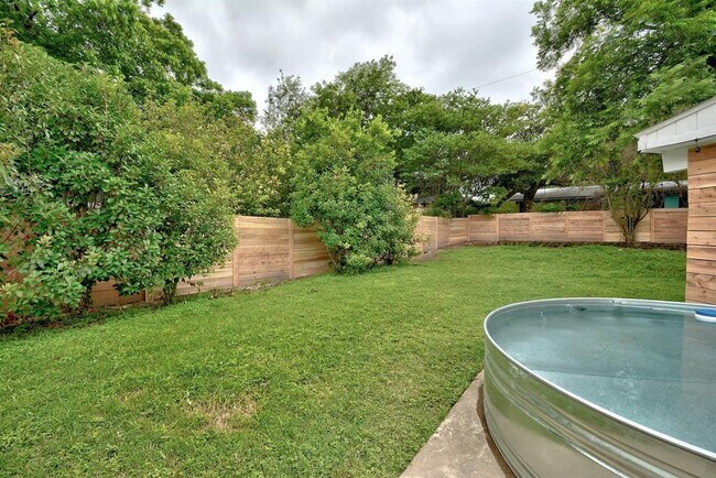 Building Photo - 4618 Englewood Dr