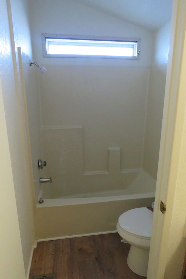 Building Photo - Quiet with Great Views! Available 11/1/25!
