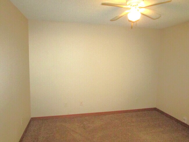 Building Photo - Available 11/17 – Spacious 2/2 Duplex with...