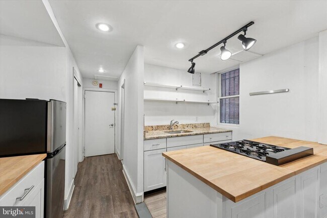 Building Photo - 240 S 13th St