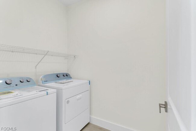 Building Photo - 1827 Embers Pkwy W