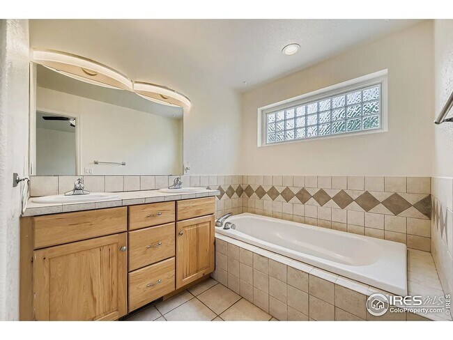 Building Photo - 300 Riverview Ct