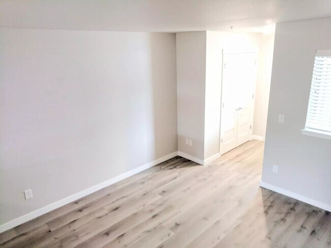 Building Photo - 8300 SE Flavel St