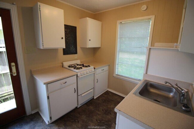 Building Photo - 1015 Milner Dr