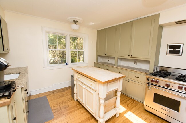 Kitchen - 2002 Geddes Ave