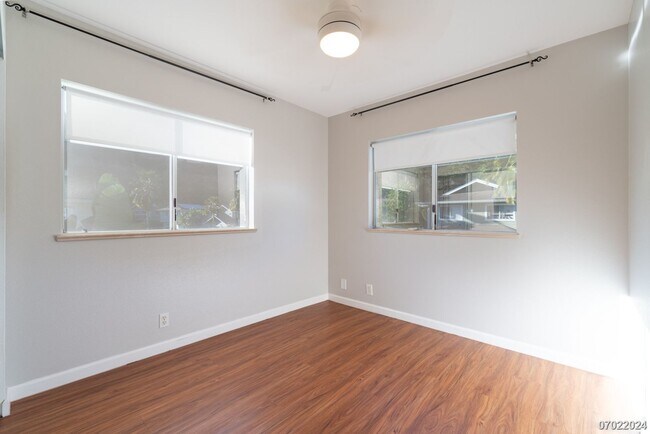 Building Photo - Immaculate 3bd/2.5 SF Home With Upstairs O...