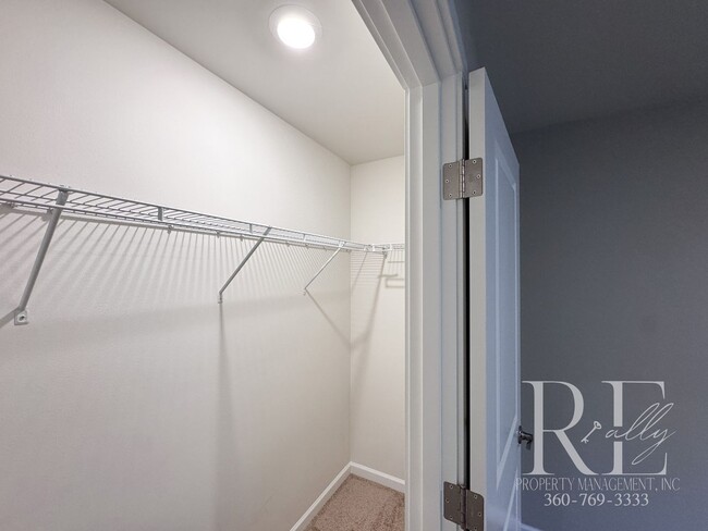 Building Photo - Bright Bremerton Home with Open Layout, A/C, and Fully Fenced Yard