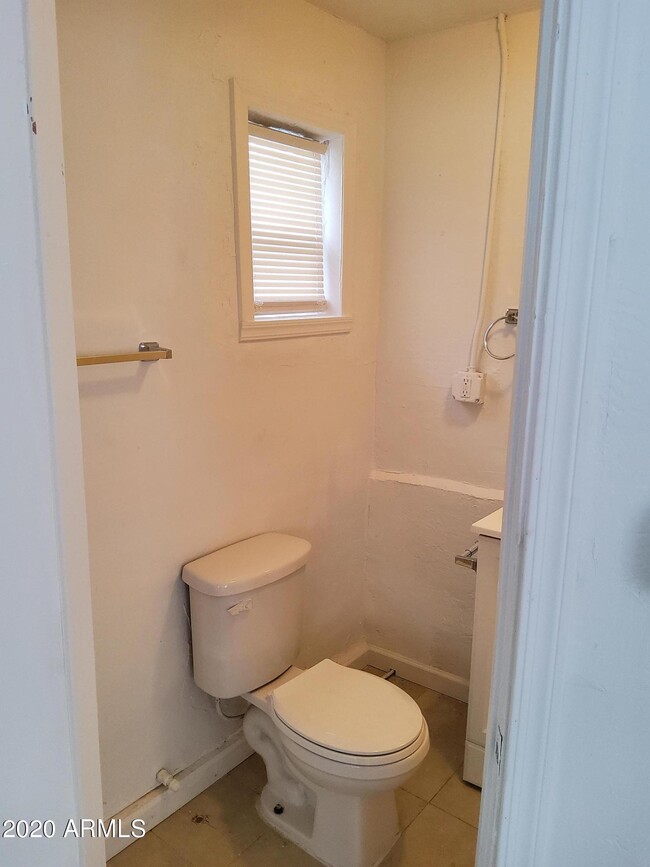 Building Photo - 909 S 35th Ave