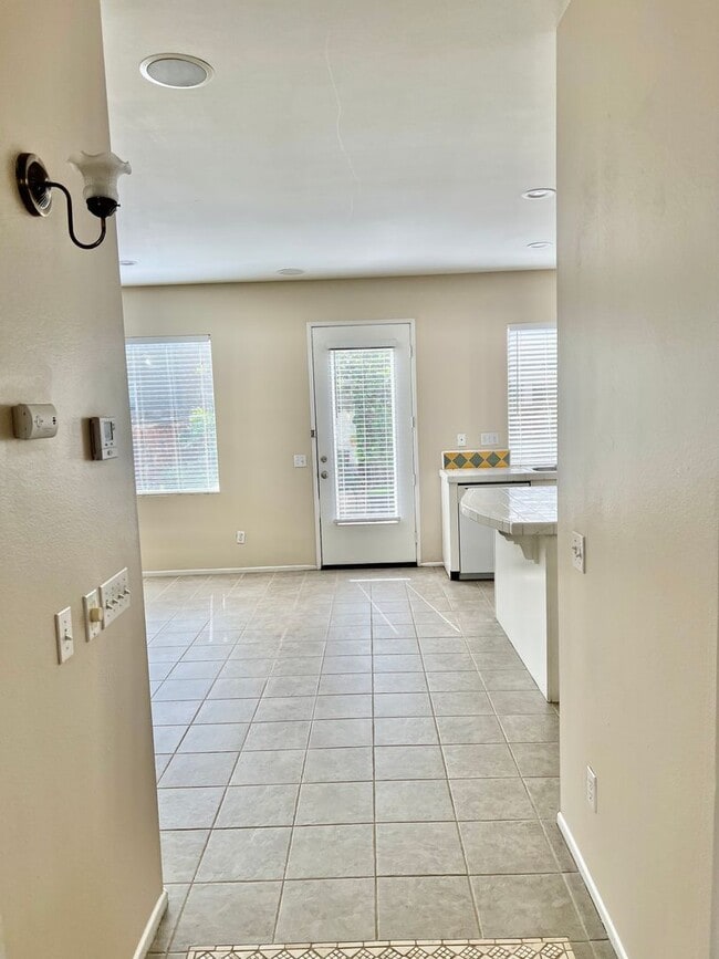 Building Photo - Nice 2 Story Home