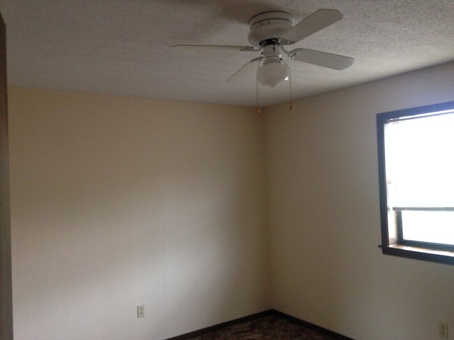 Building Photo - 4609 W Millbrook Dr