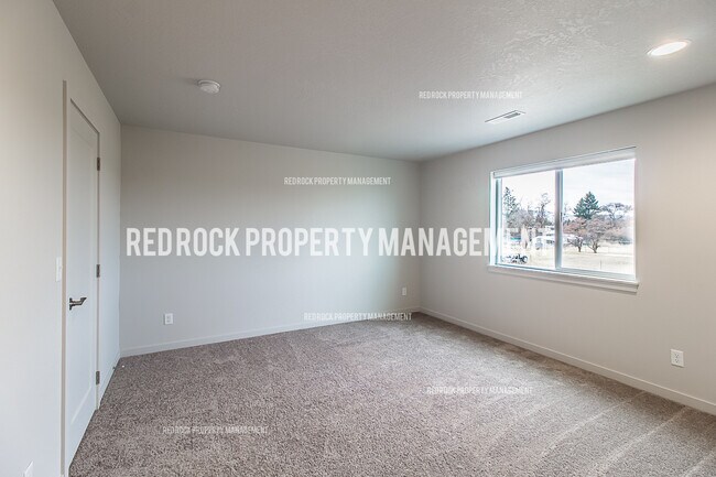 Building Photo - 303 Woodlawn Ln