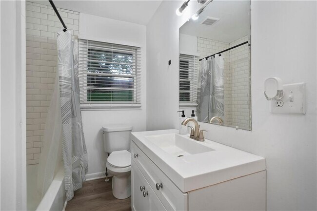 Building Photo - 1847 Elmwood Dr